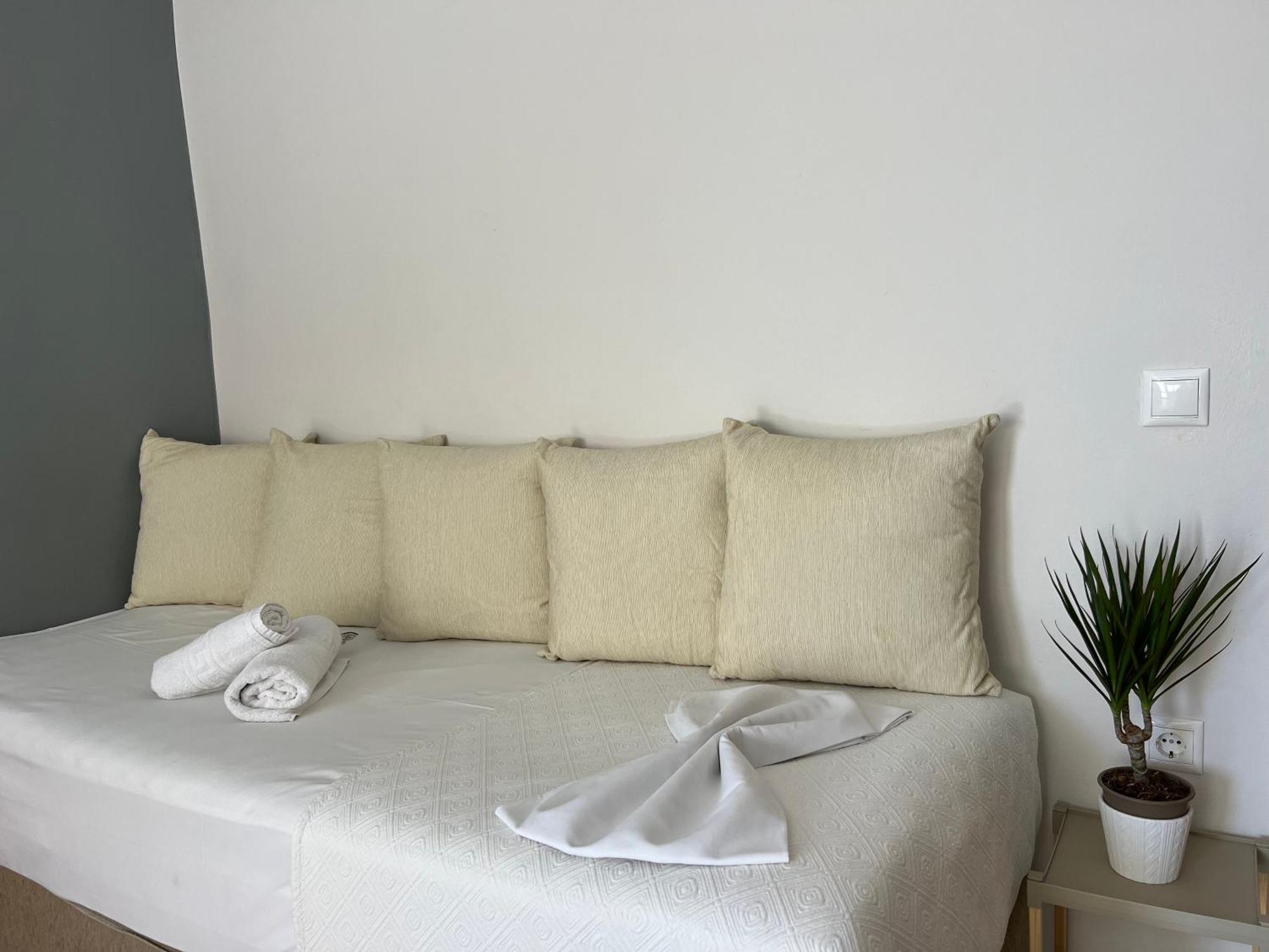 Artemis Rooms Two Steps By The Sea Platanias  Exterior photo