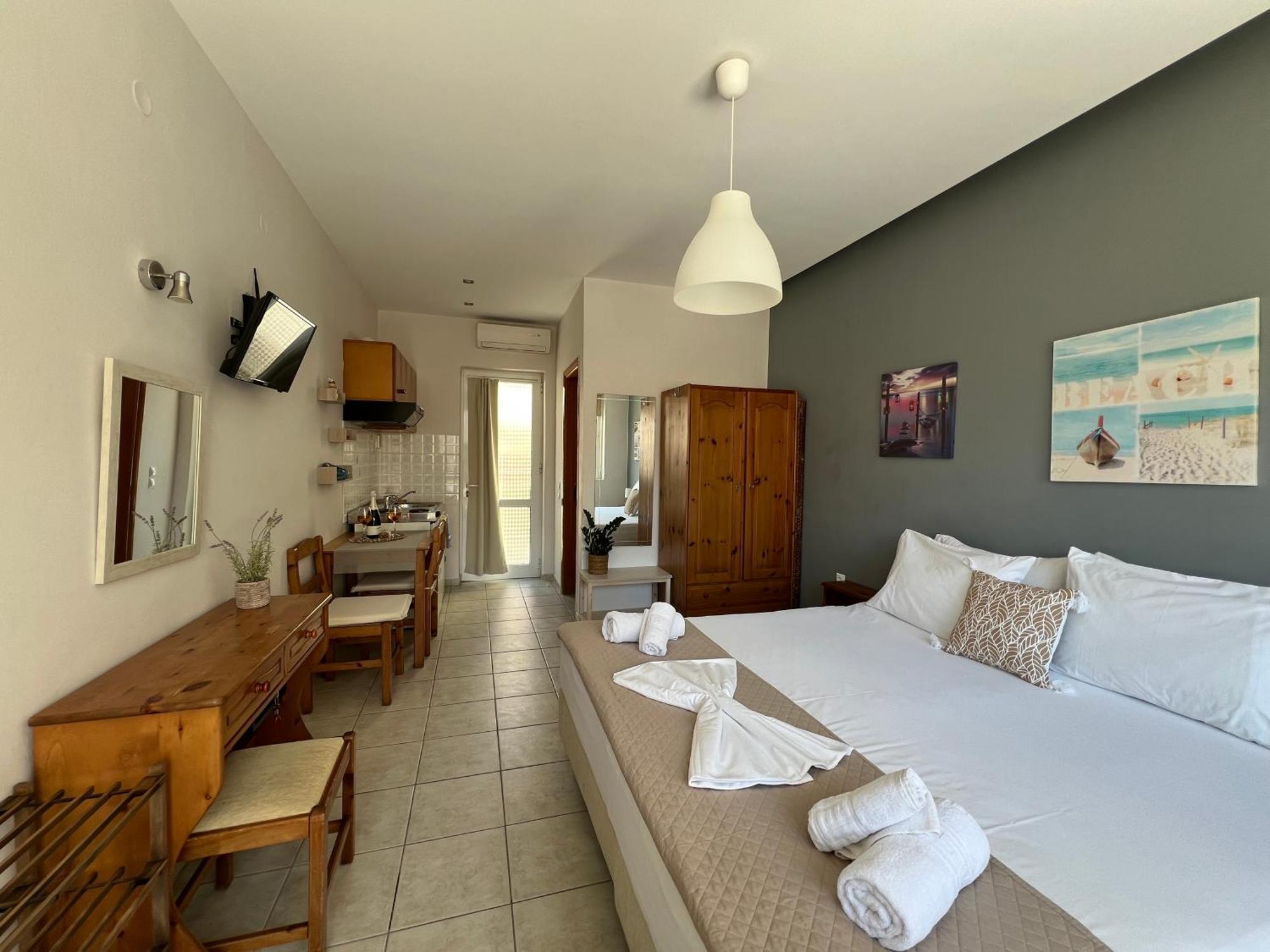 Artemis Rooms Two Steps By The Sea Platanias  Exterior photo